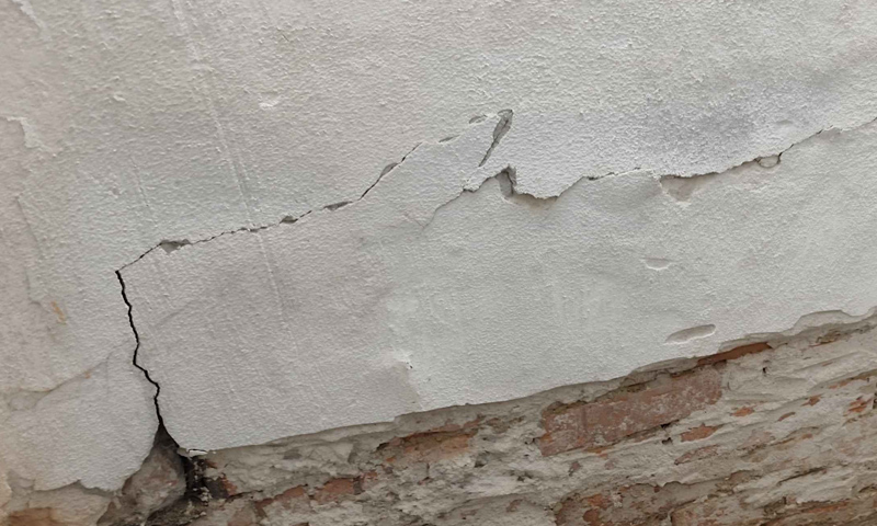 Oprava prasklín steny