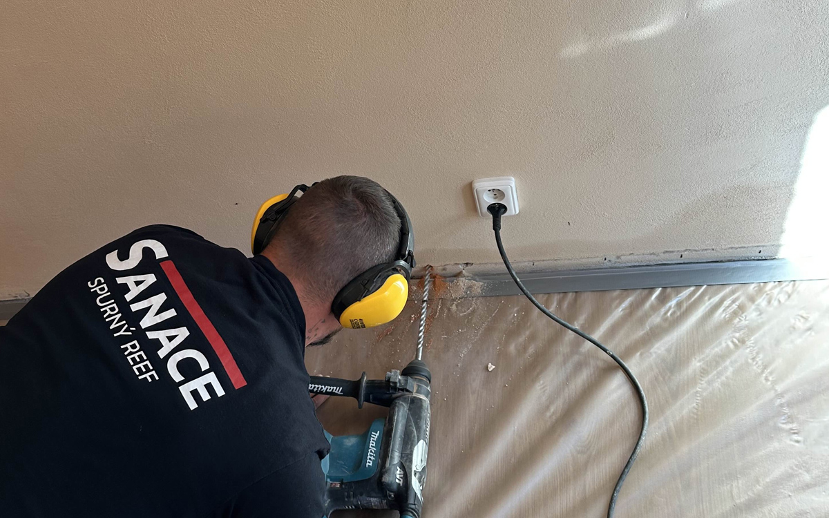 Vyškolený sanačný technik pri realizácii sanácie muriva.